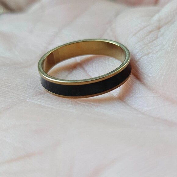 Fashion Ring Black/Gold Tone Finger Band Unisex Ring Fashion Jewelry Size 8 - Picture 2 of 11